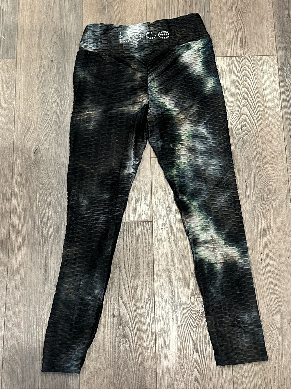 bebe Rhinestone Logo Scrunch Butt Textured Tie Dye Leggings Size M Y2K Active